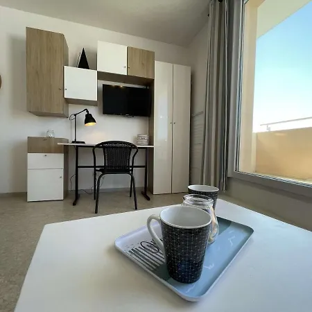 2 Pieces, Piscine, Balcon, Parking, Proche - - Fr-1-246-529 * لا روشيل