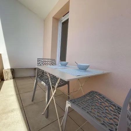 2 Pieces, Piscine, Balcon, Parking, Proche - - Fr-1-246-529 لا روشيل