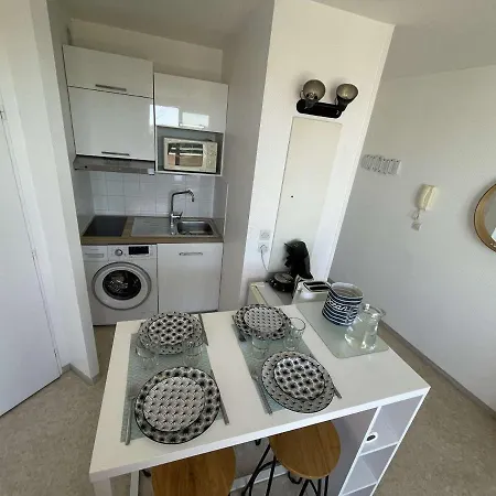 Apartment 2 Pieces, Piscine, Balcon, Parking, Proche - La Rochelle - Fr-1-246-529 *