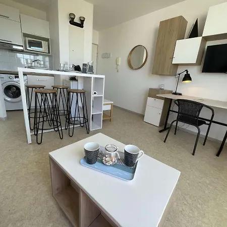 Apartment 2 Pieces, Piscine, Balcon, Parking, Proche - La Rochelle - Fr-1-246-529 *
