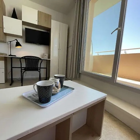 2 Pieces, Piscine, Balcon, Parking, Proche - - Fr-1-246-529 * لا روشيل