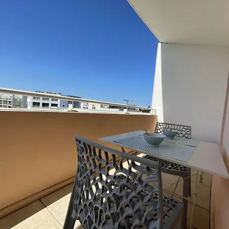 Apartment 2 Pieces, Piscine, Balcon, Parking, Proche - La Rochelle - Fr-1-246-529 *